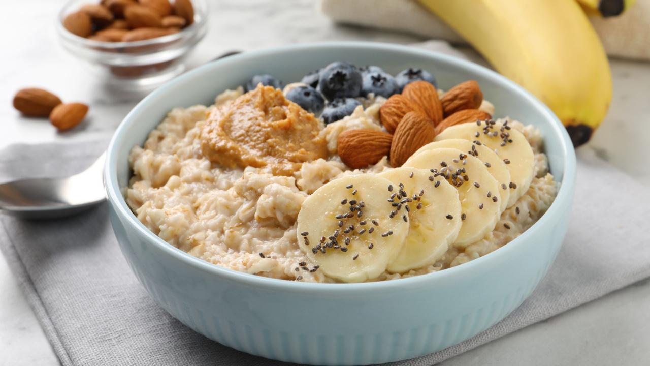 Natūraliai saldi avižinė košė su bananais ir riešutų sviestu