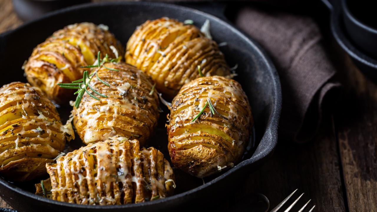 Traškios bulvės su sūriu „Armonikėlės“