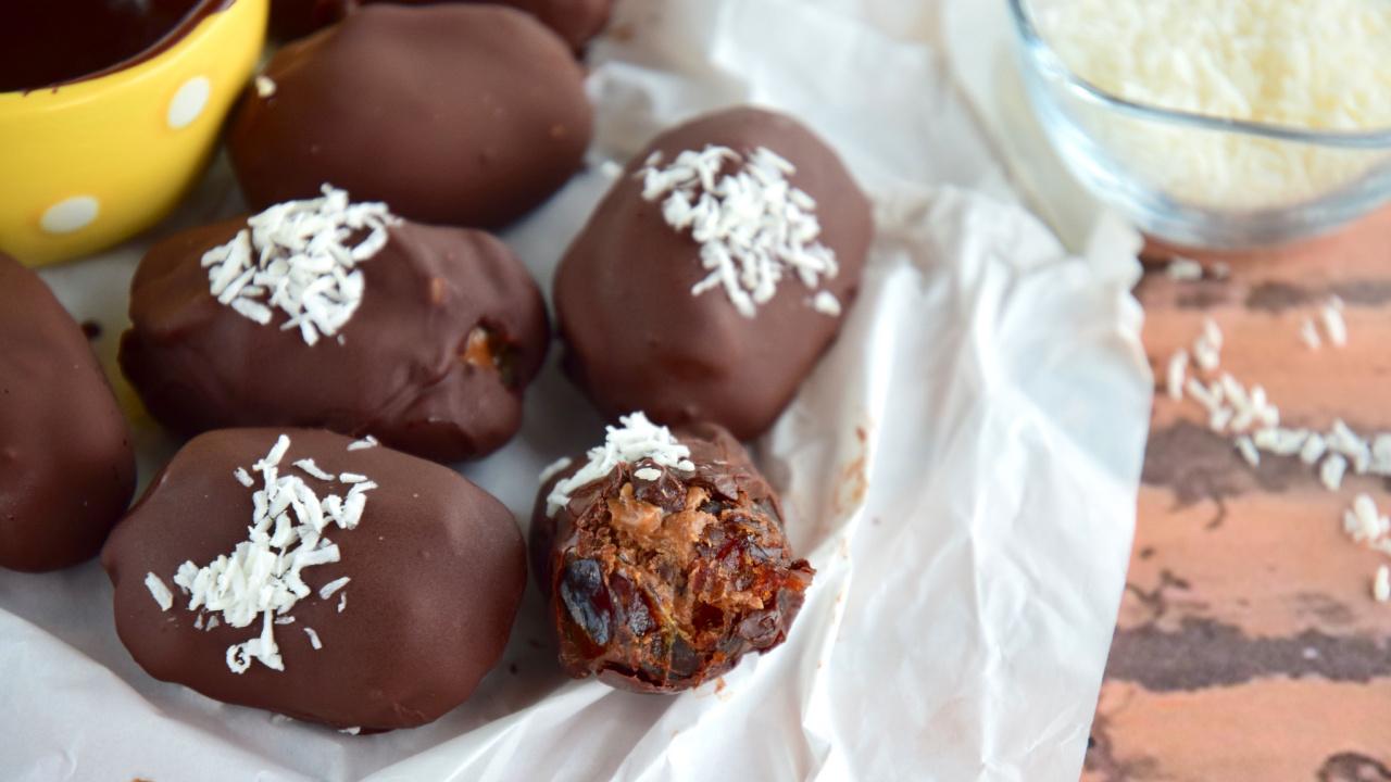 Datulės šokolade, įdarytos riešutų sviestu