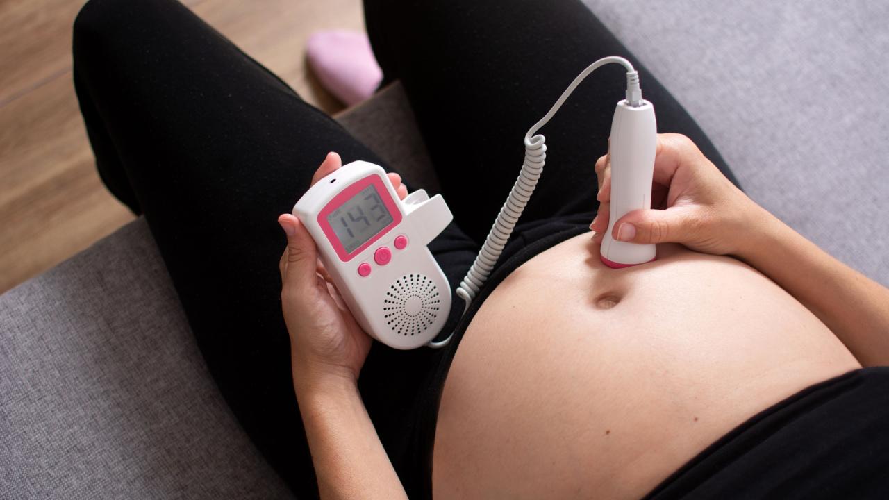 Moteris klauso vaisiaus širdies tonų su dopleriu