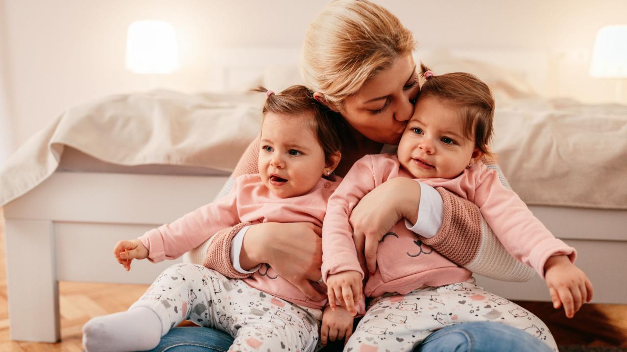 Mama su dvynukais, išmoka gimus vienu metu daugiau kaip vienam vaikui