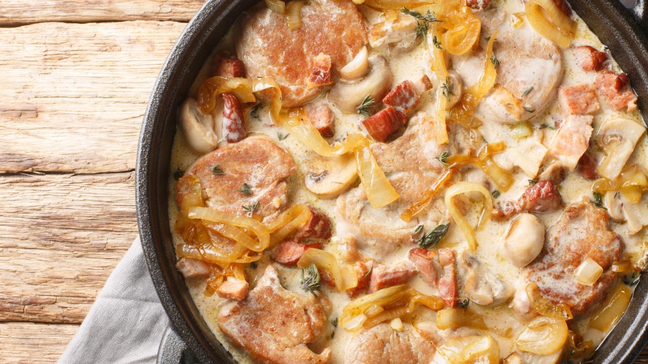 Kiaulienos kepsniai kreminiame grybų padaže