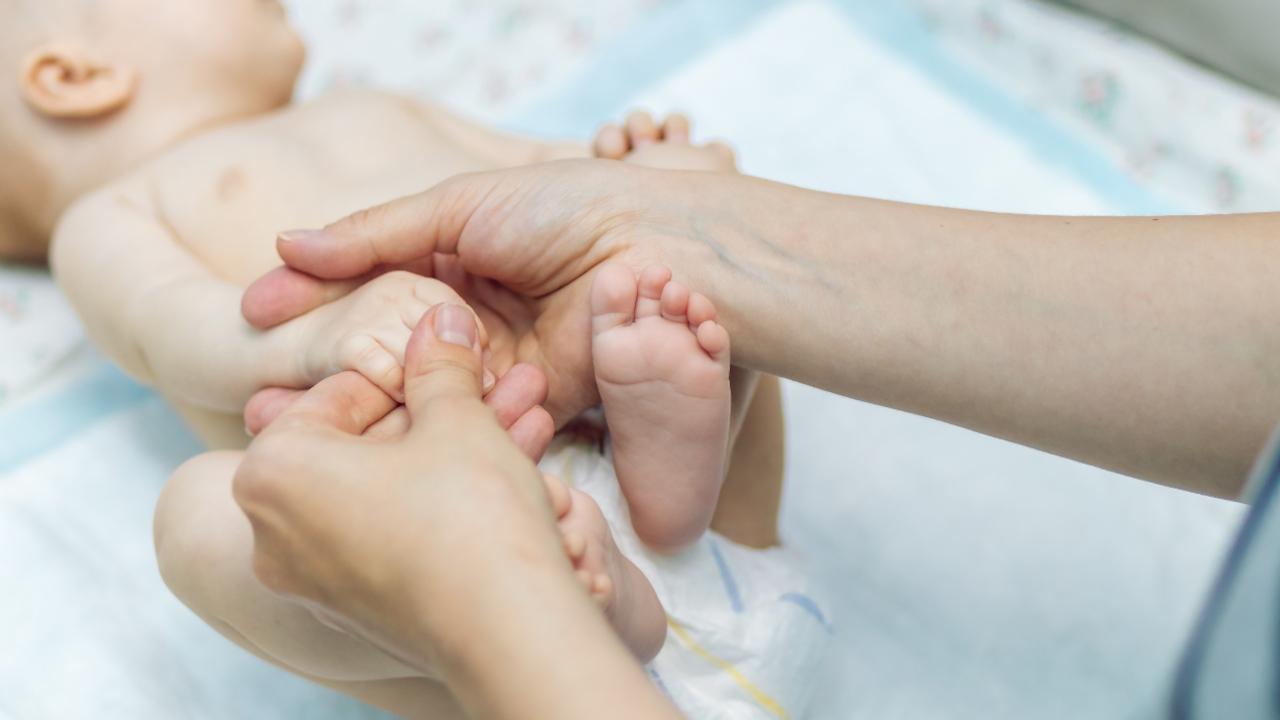 Kūdikio masažas namuose dėl padidėjusio raumenų tonuso