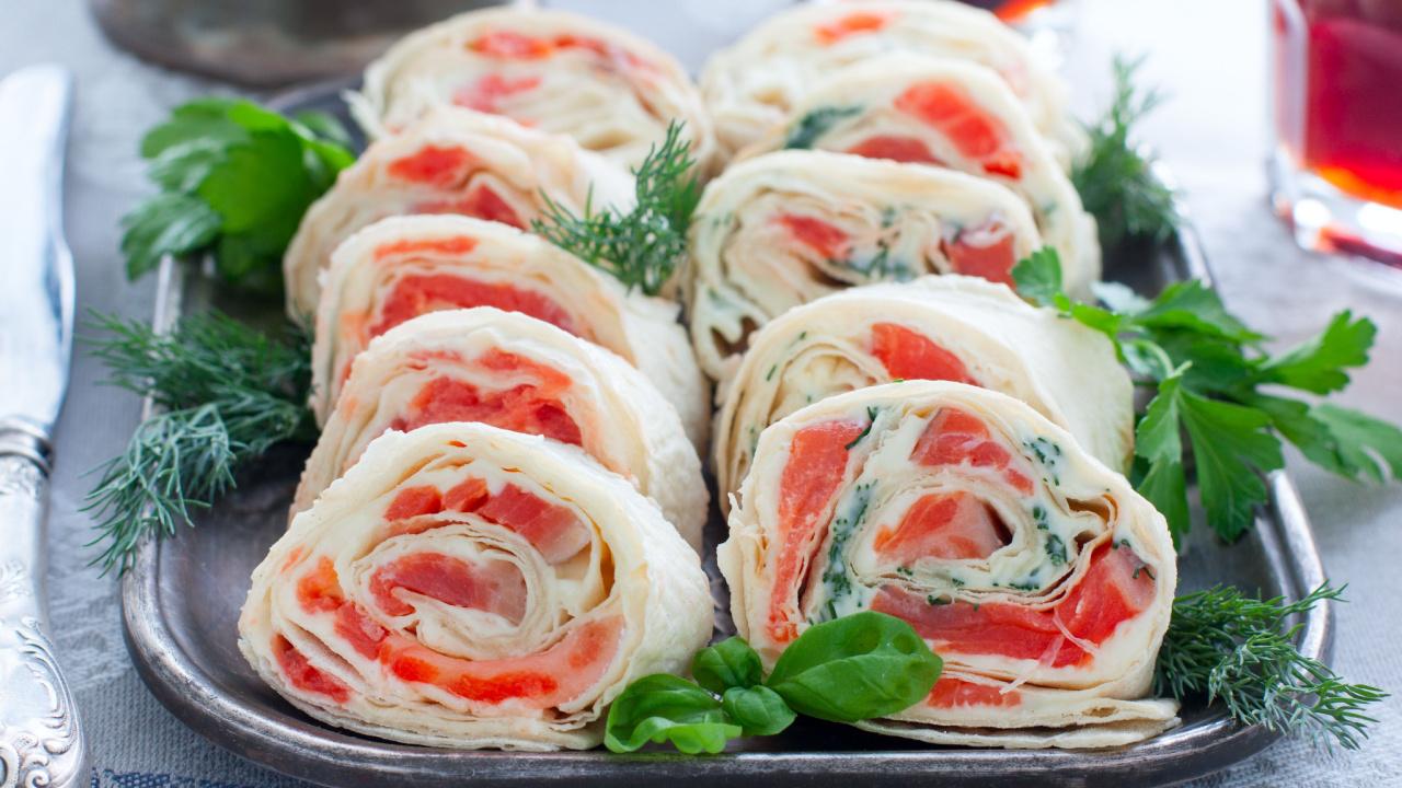 Lavašo suktinukai su lašiša ir kreminiu sūriu