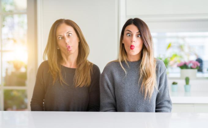 Mamos daro juokingas grimasas