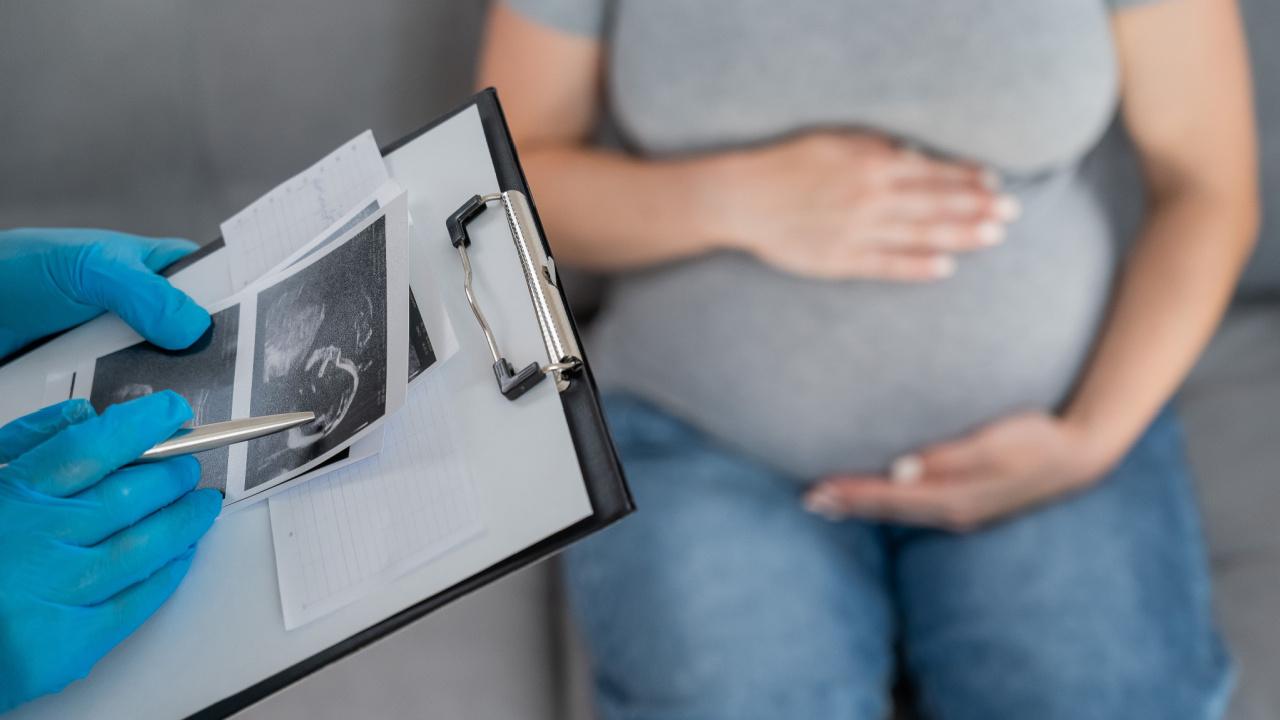 Nėščia moteris lankosi pas gydytoją, vaisiaus vandenų perteklius (polihidramnionas)