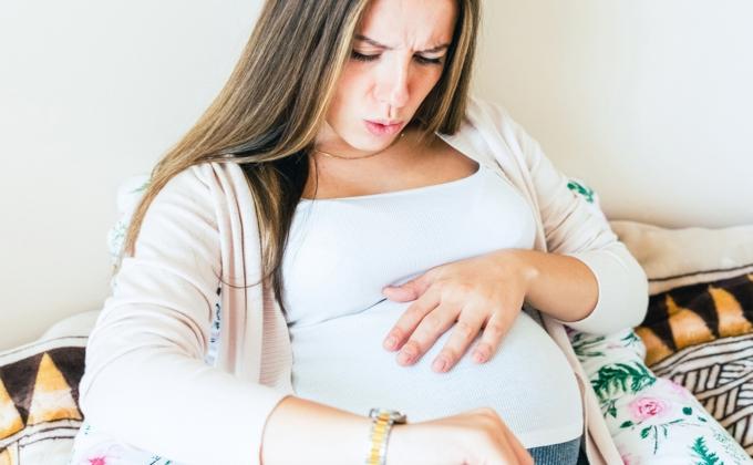 Gimdymas, moteris skaičiuoja sąrėmius