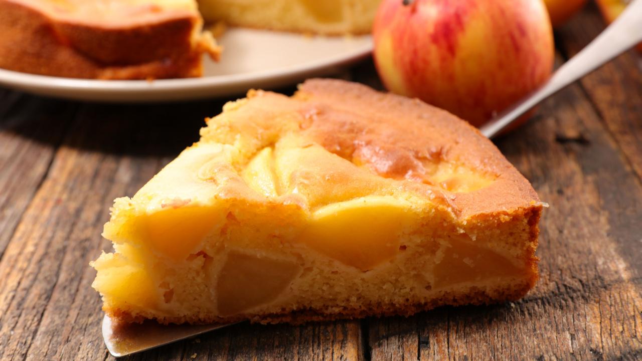 Obuolių pyragas su kondensuotu pienu