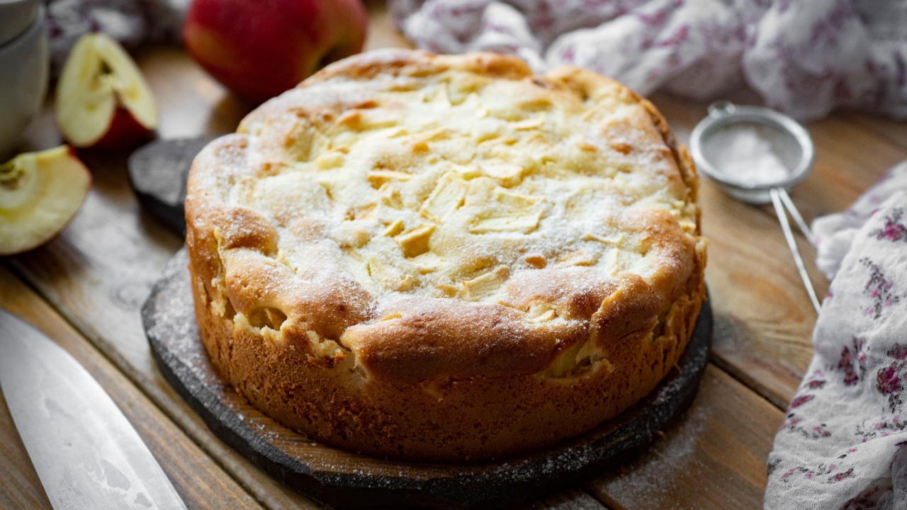 Obuolių pyragas su sviestu