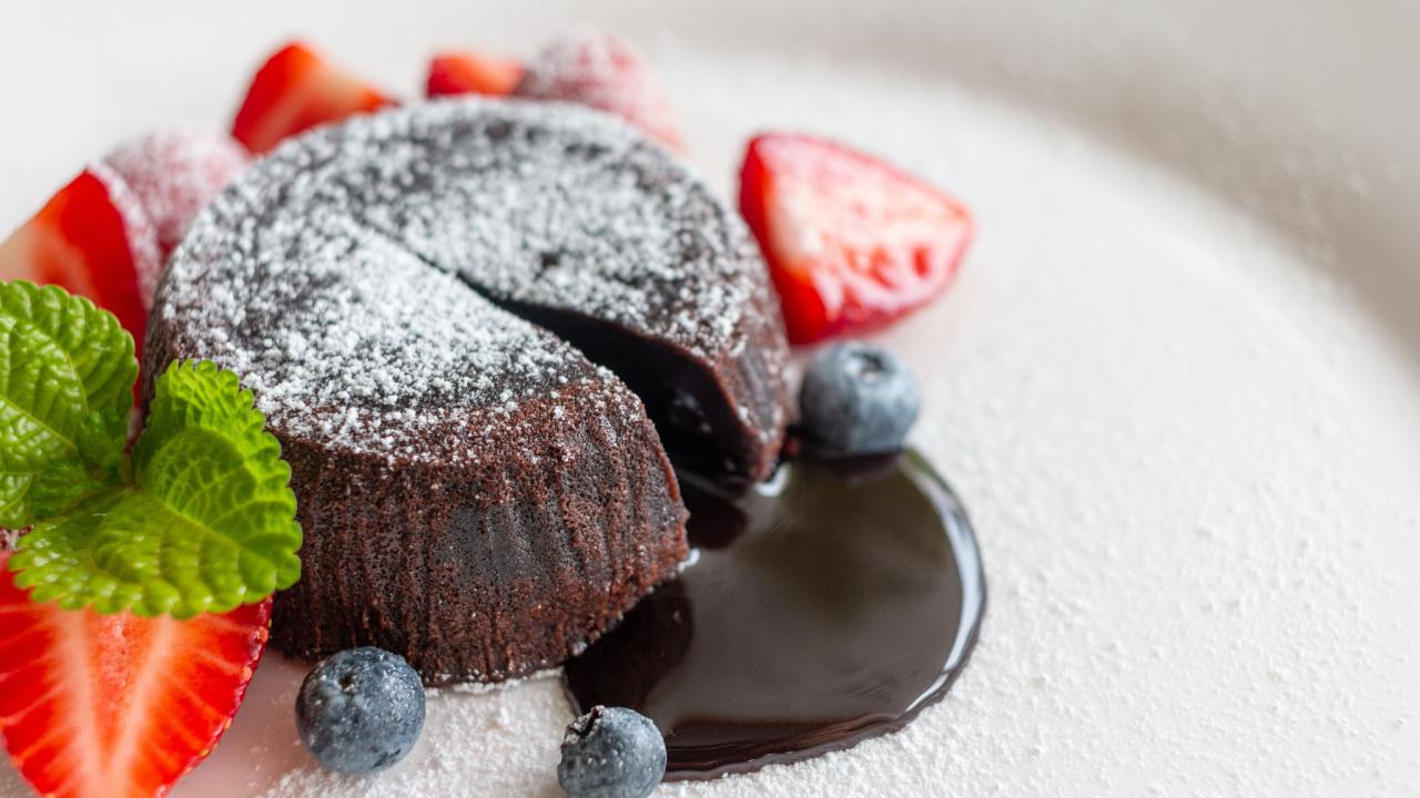 Šokoladinis pyragaitis, tekantis šokoladinis suflė „Lava cake“