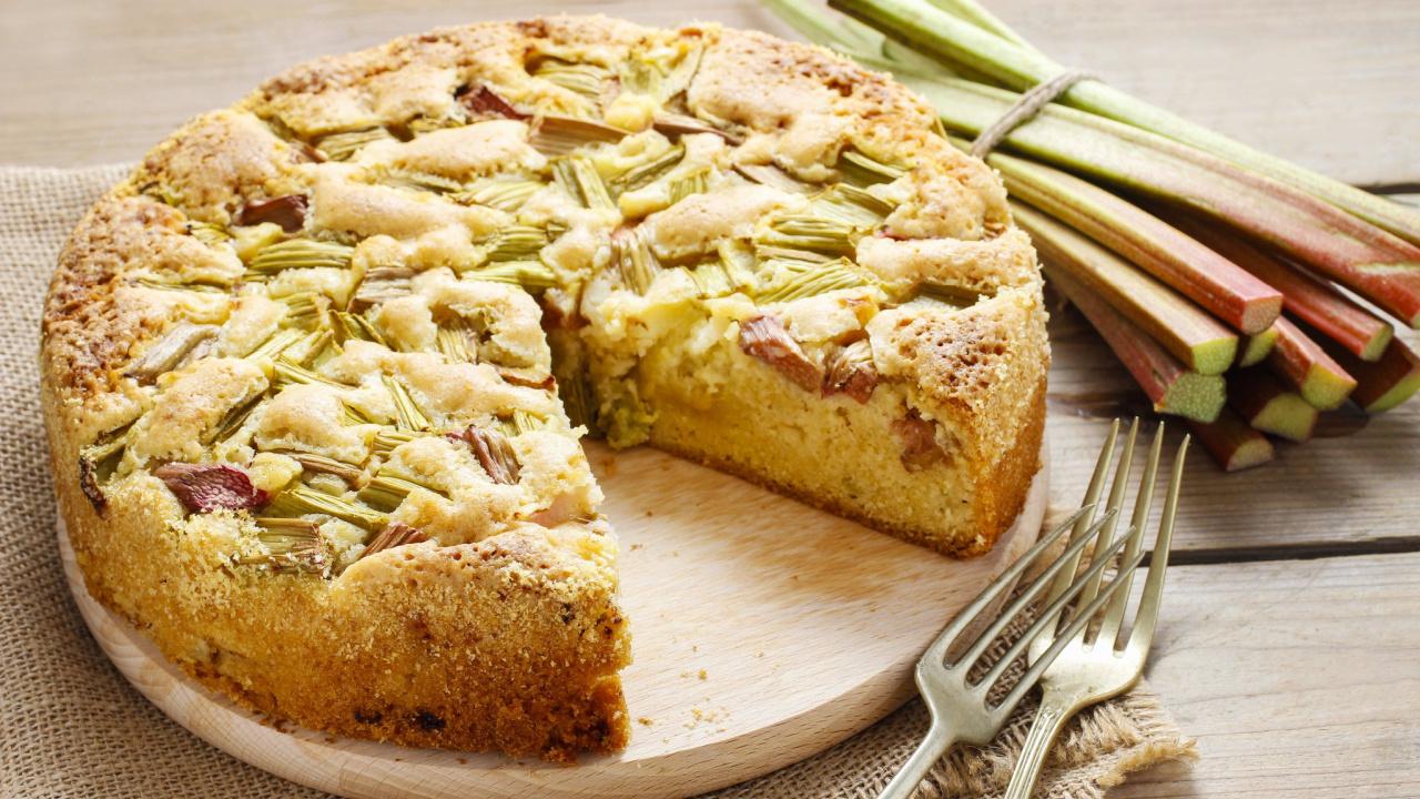 Biskvitinis rabarbarų pyragas