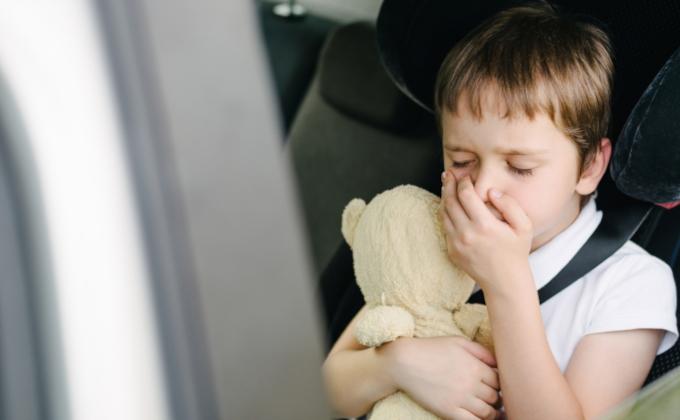 Vaiką pykiną važiuojant automobiliu