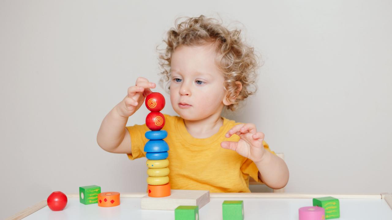 Vaikas žaidžia su Montessori kaladėlėmis