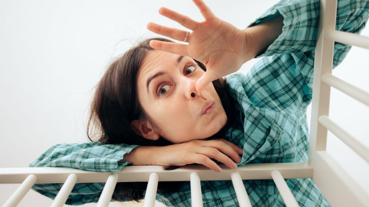 Juokinga mama, rodanti grimasą