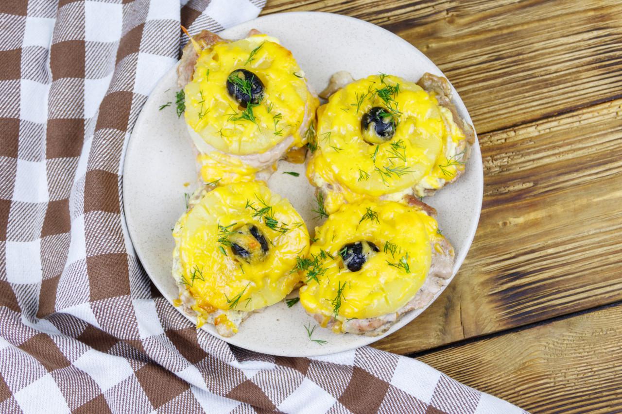 Kiaulienos kepsniai su ananasais ir sūriu