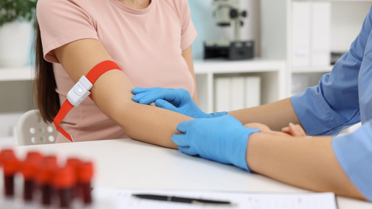 Gydytoja moteriai ima kraują iš venos