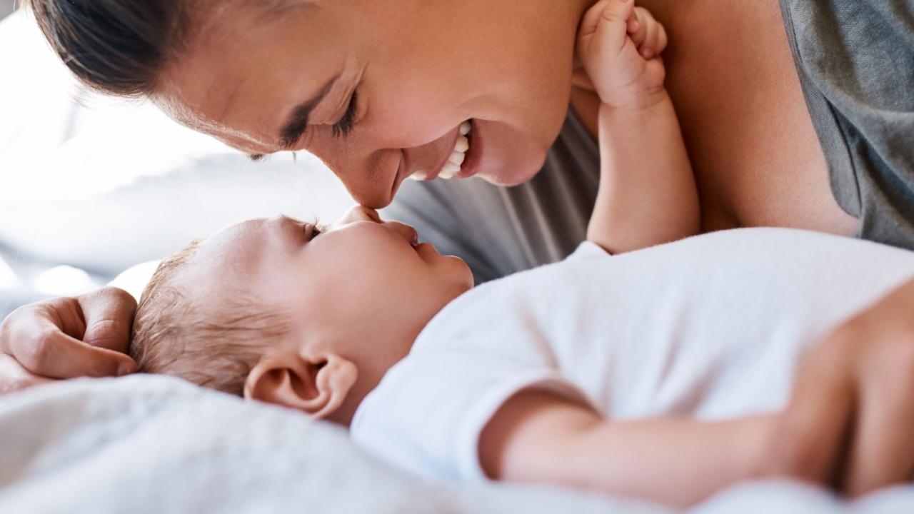 Mama bendrauja su kūdikiu