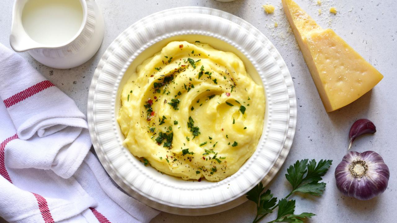 Česnakinė bulvių košė su sūriu