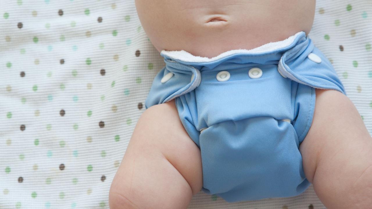 Kūdikis su daugkartinėmis sauskelnėmis