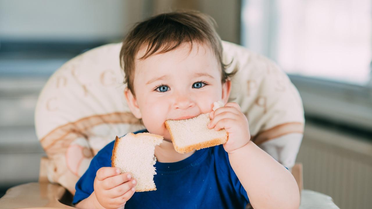 Kūdikis valgo duoną