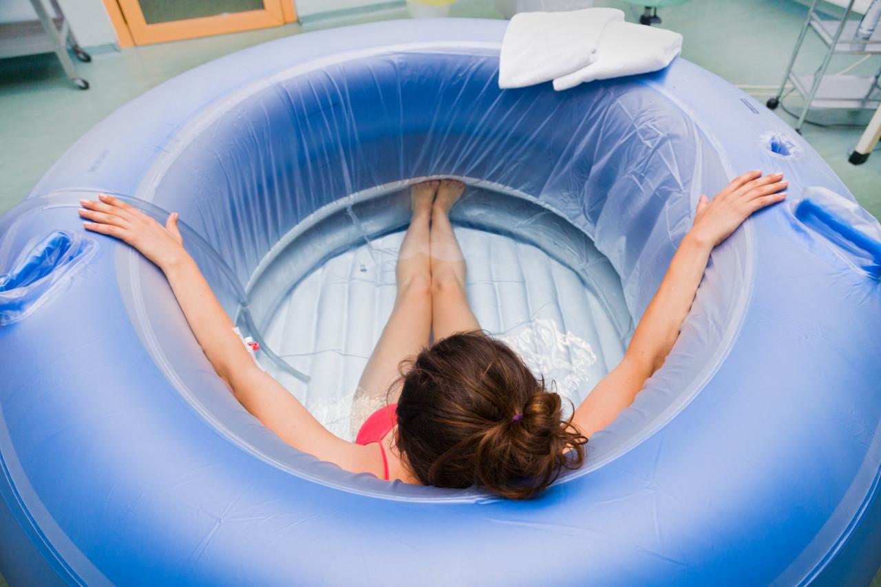 Gimdymas vandenyje, nėščia moterims gimdo vonioje, baseine