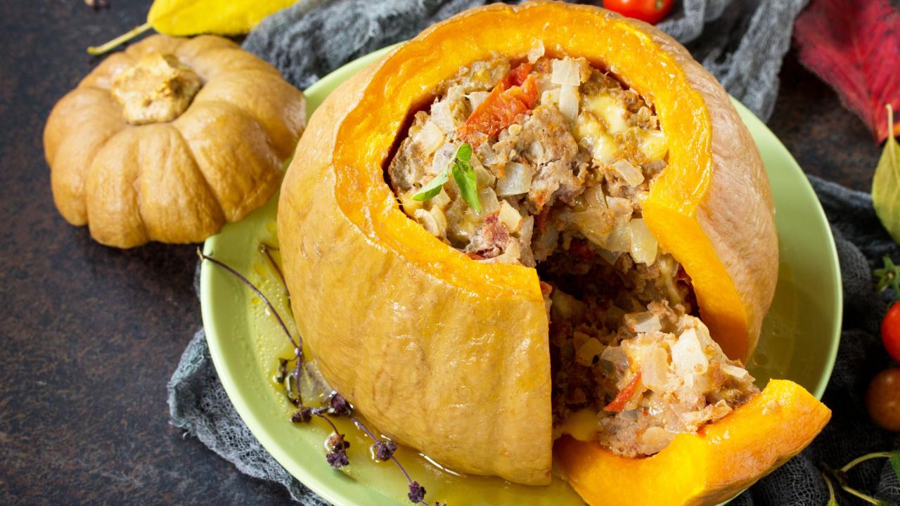 Įdarytas moliūgas su vištienos, bulvių ir daržovių įdaru