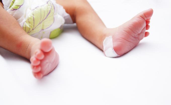 Iš naujagimio kulniuko yra imamas kraujas, naudojamas tiriant dėl paveldimų, įgimtų ligų.