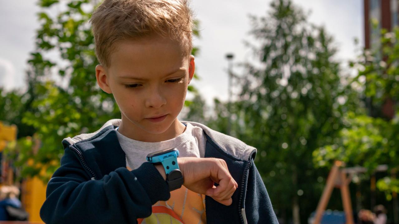 Berniukas kalba per išmanųjį laikrodį