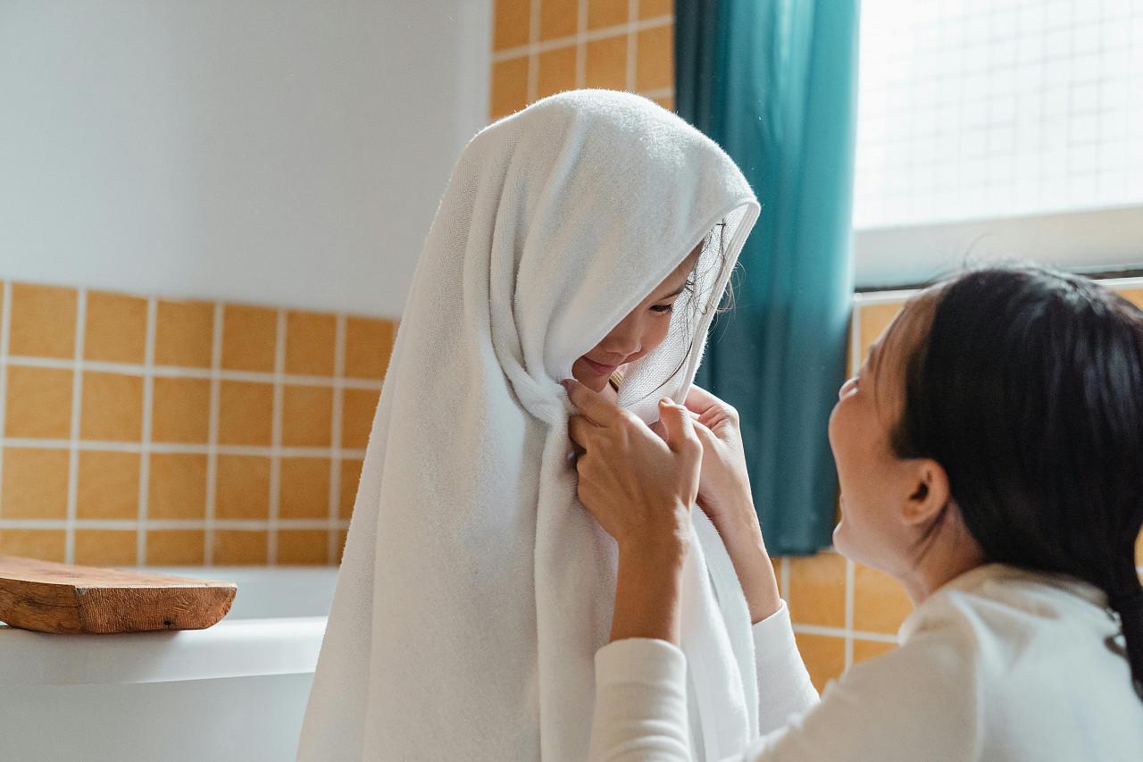 Mama apgaubusi vaiko galvą rankšluosčiu
