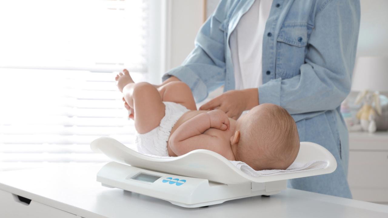 Mama sveria kūdikį