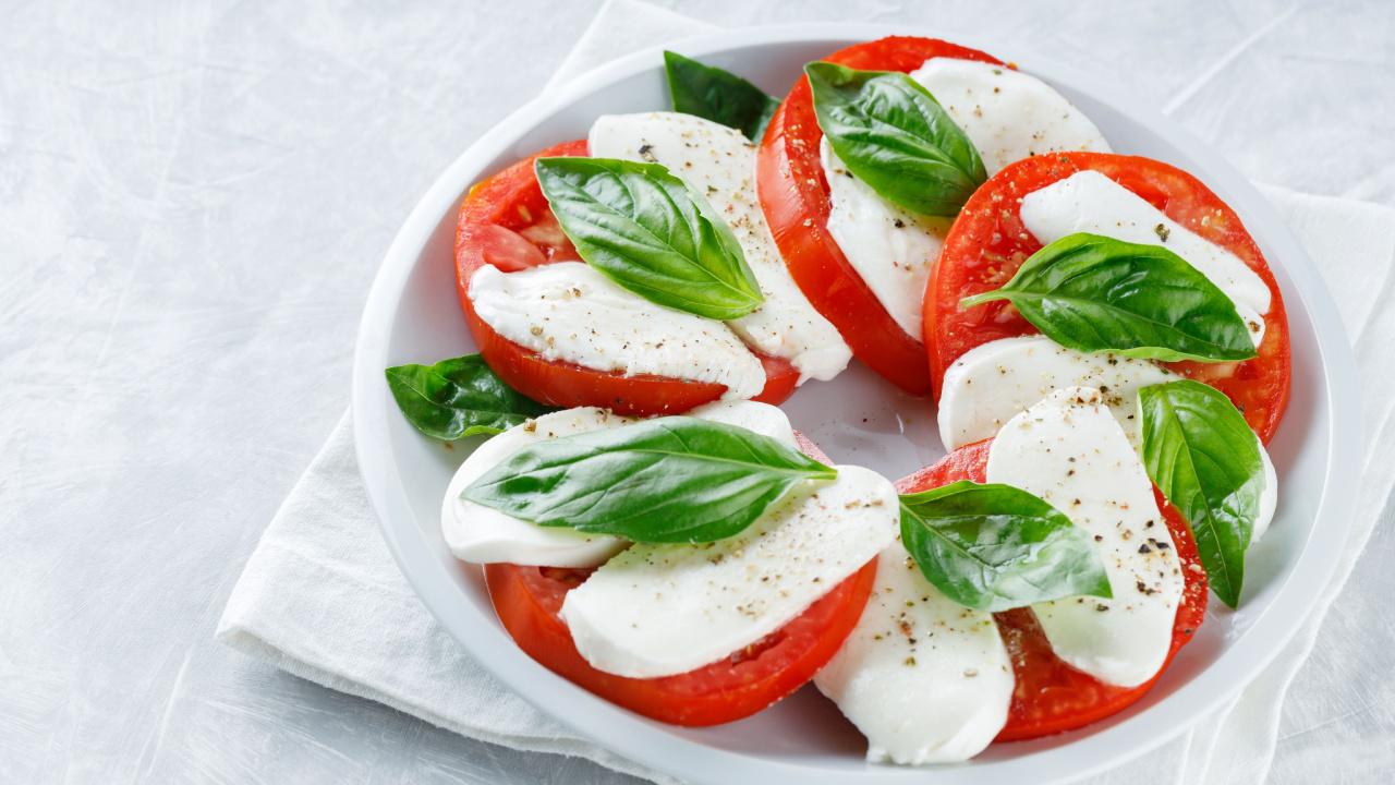 Tradicinis derinys: bazilikai, pomidorai, mocarela