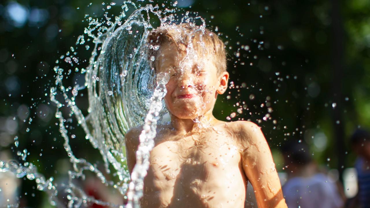 Berniukas apsilieja vėsiu vandeniu