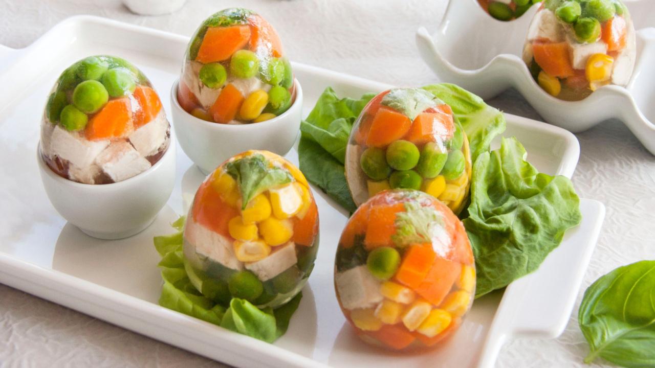 Margieji kiaušiniai Velykoms: vištienos šaltiena su daržovėmis