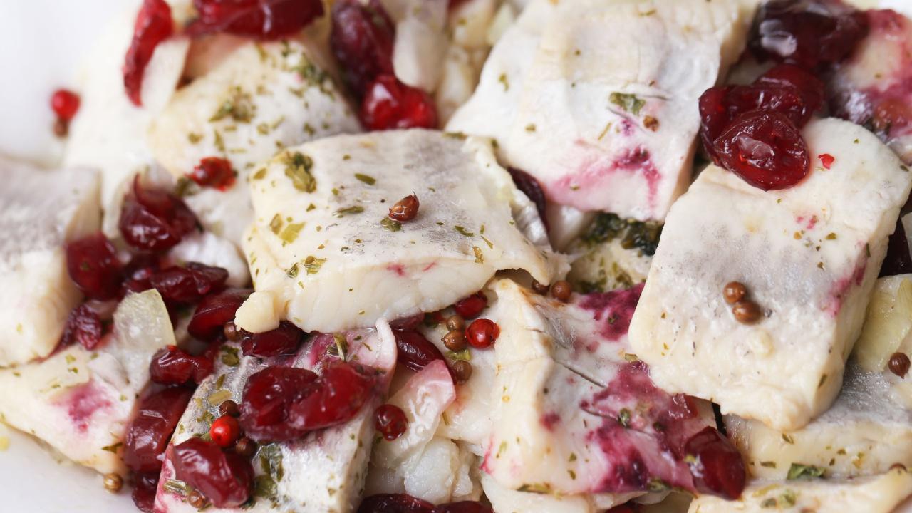 Marinuota silkė su spanguolėmis