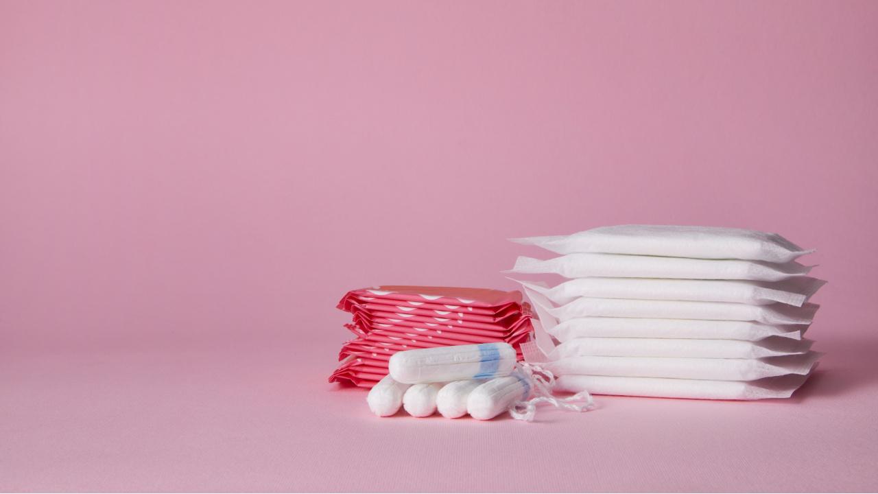 Moterų higienos produktai mėnesinėms - paketai, įklotai, tamponai