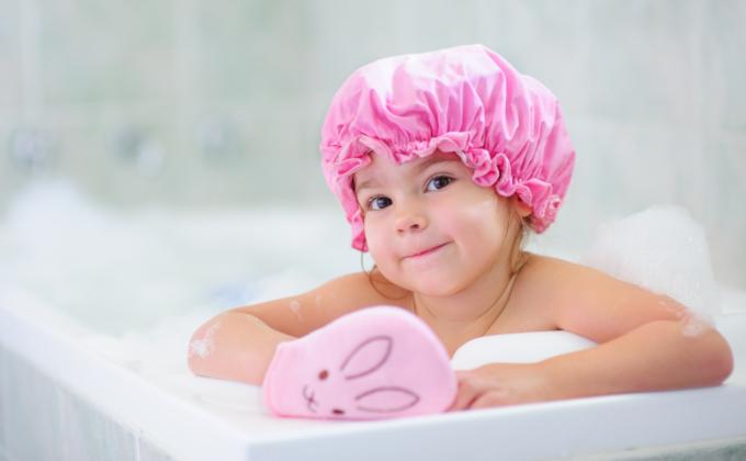 Mergaitė maudosi putų vonioje