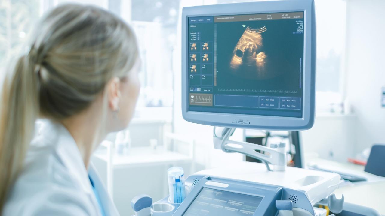 Gydytoja atlieka echoskopiją, nesivystantis nėštumas