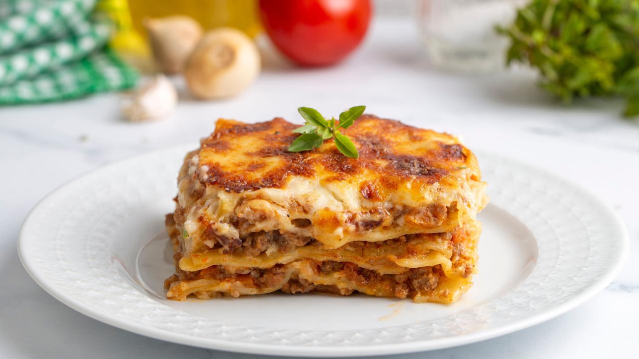 Tradicinė lazanija su mėsa ir bešamelio padažu