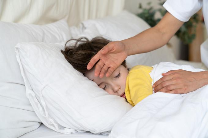 Mama slaugo sergantį vaiką
