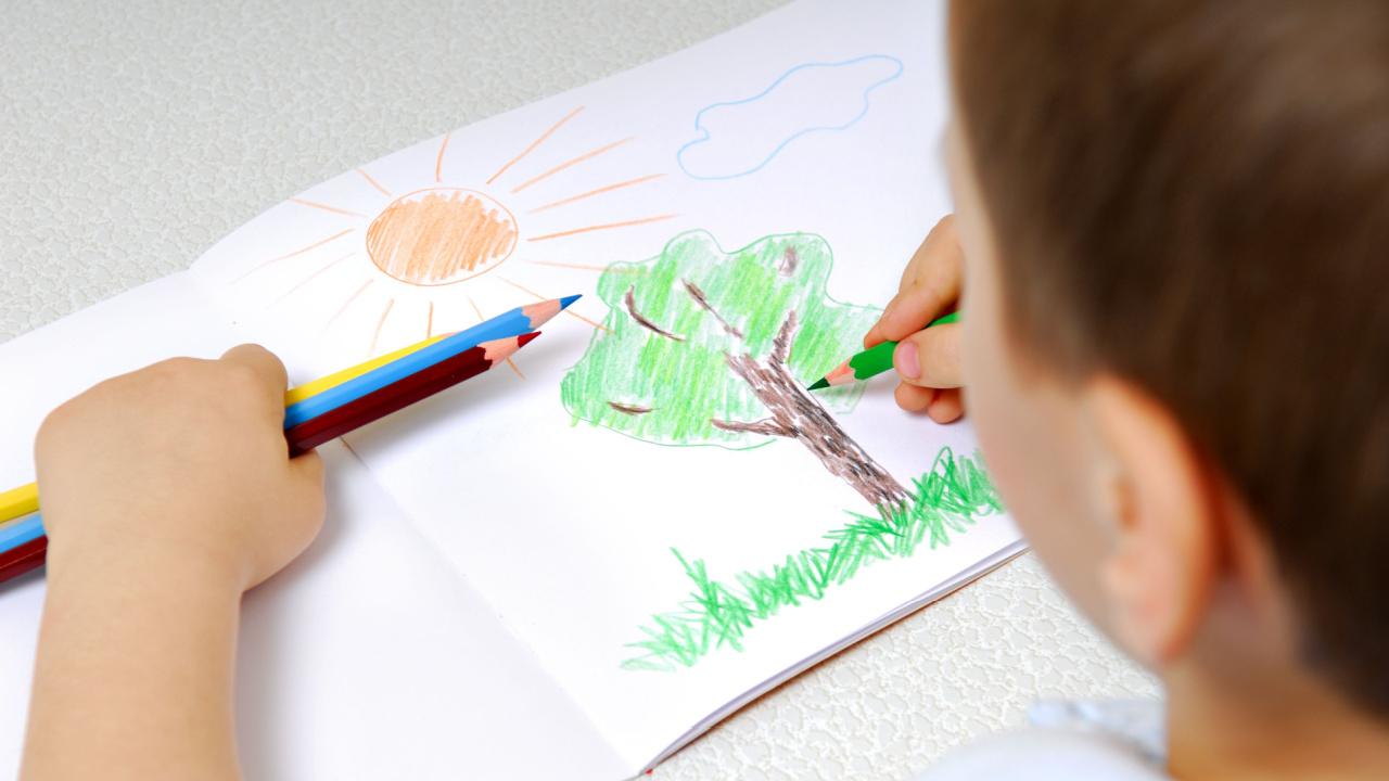 Vaikas piešia medį