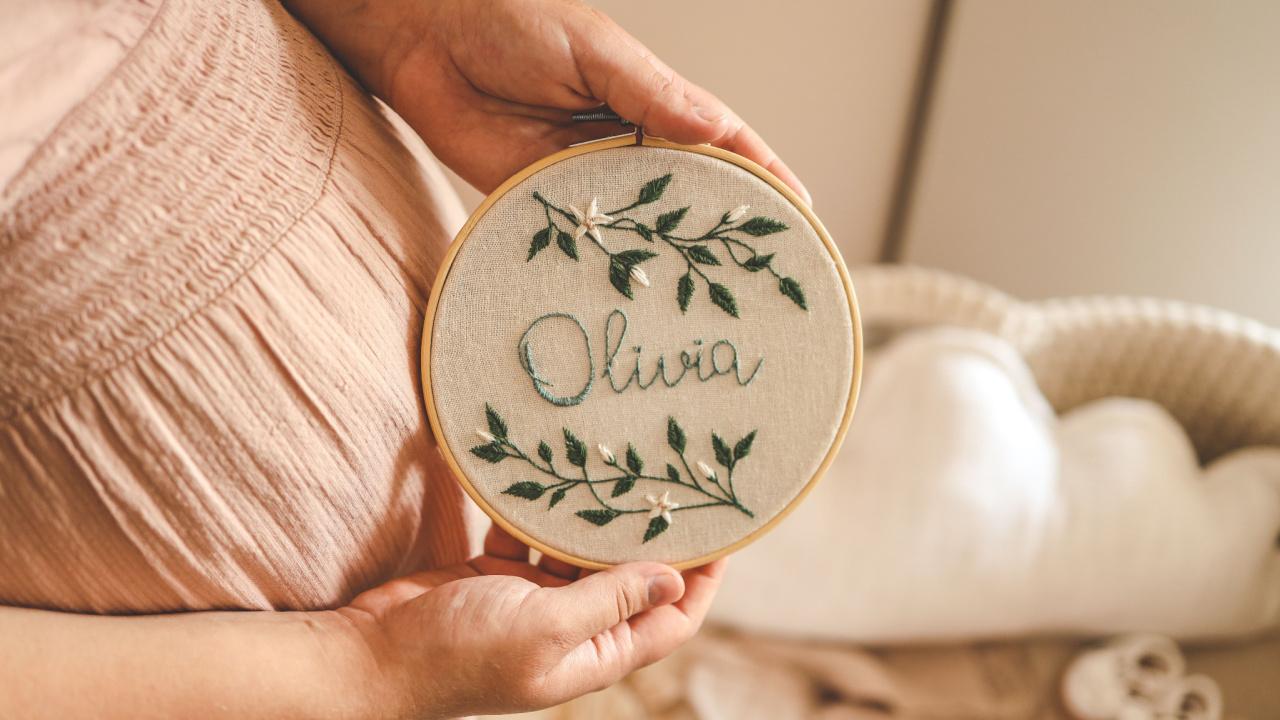 Mama laiko išsiuvinėtą mergaitės vardą