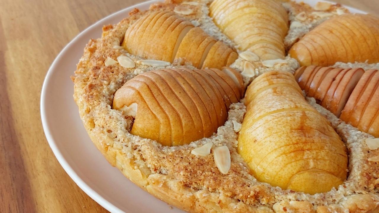 Prancūziškas pyragas - tarta su migdolų kremu ir kriaušėmis (la tarte Bourdaloue)