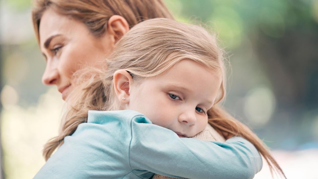 Mama ant rankų laiko dukrą