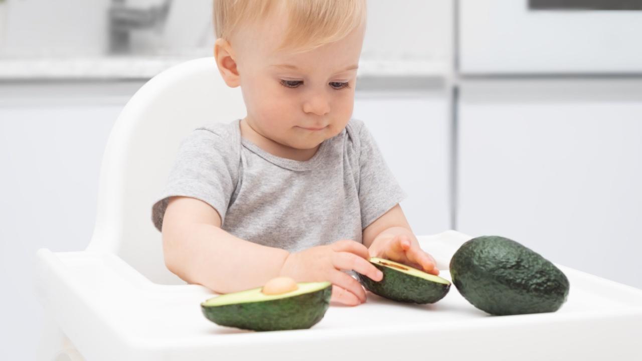 Kūdikis valgo avokadą