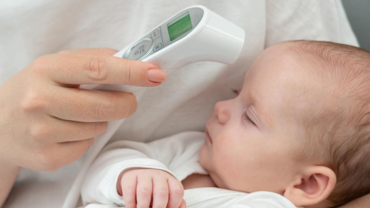 Mama matuoja kūdikio temperatūrą