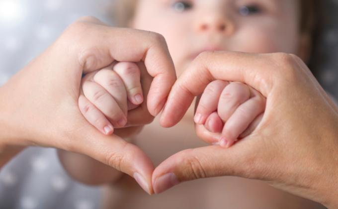 Mama savo rankose laiko kūdikio rankytes