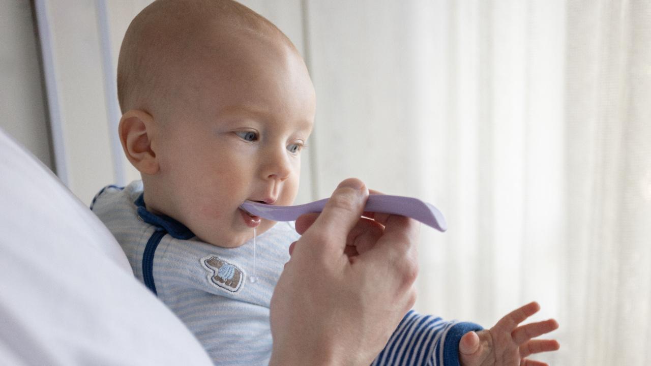 Kūdikis maitinamas šaukštu