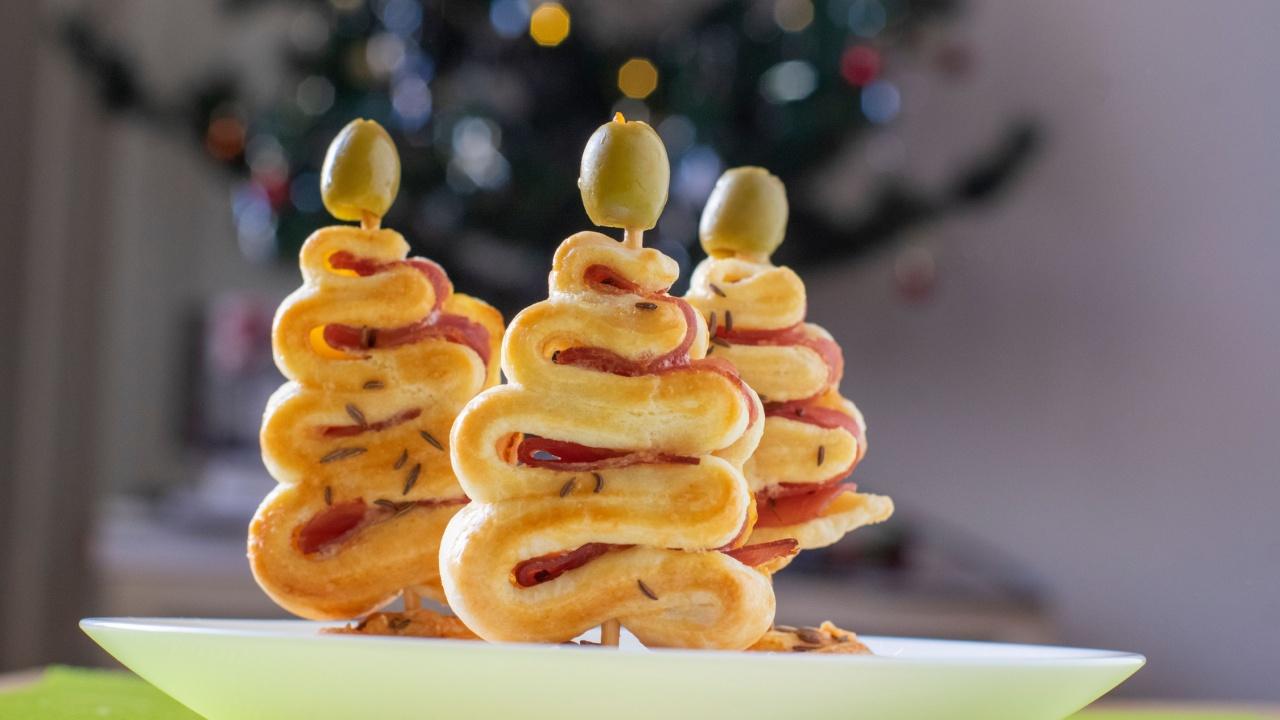 Sluoksniuotos tešlos eglutės su kumpiu ir sūriu