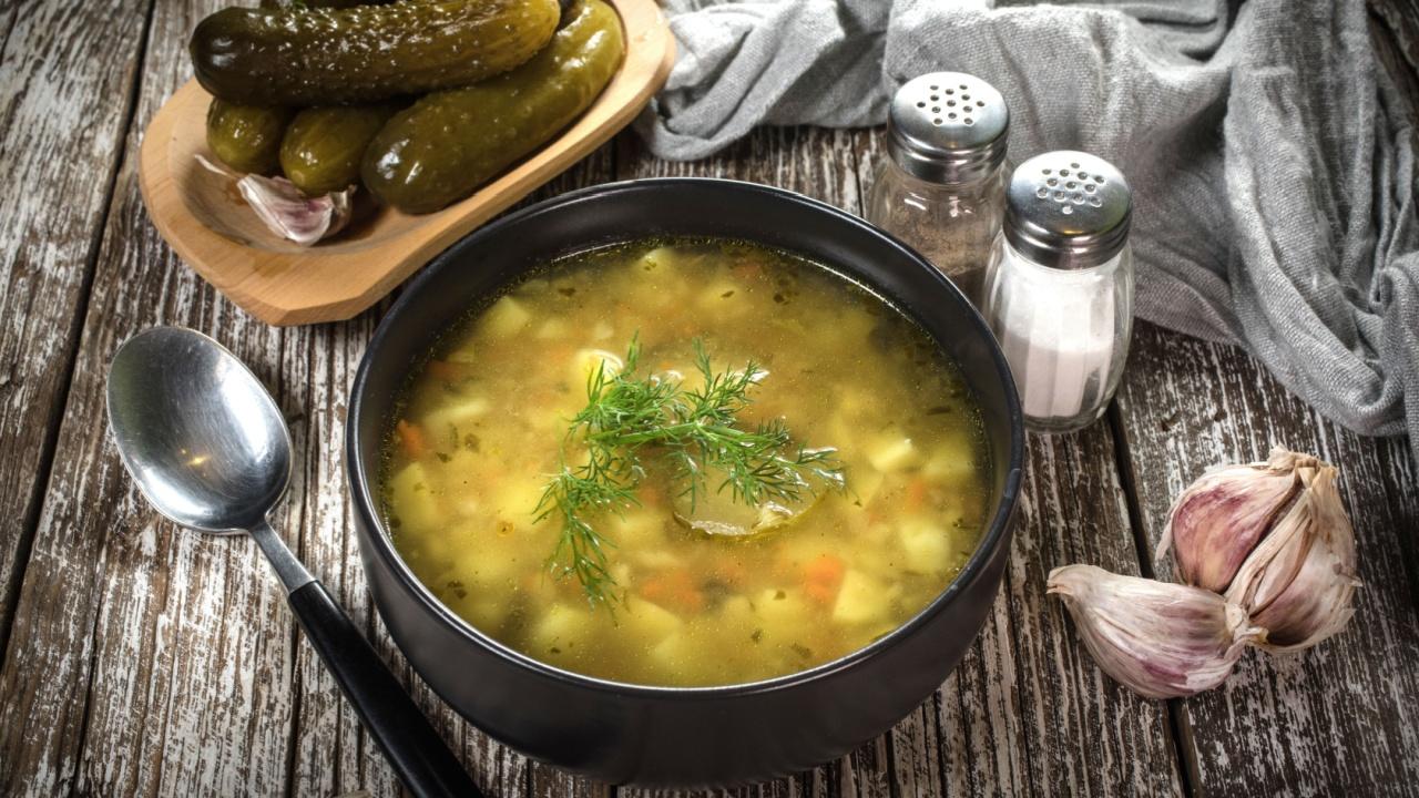 Sriuba su raugintais agurkais