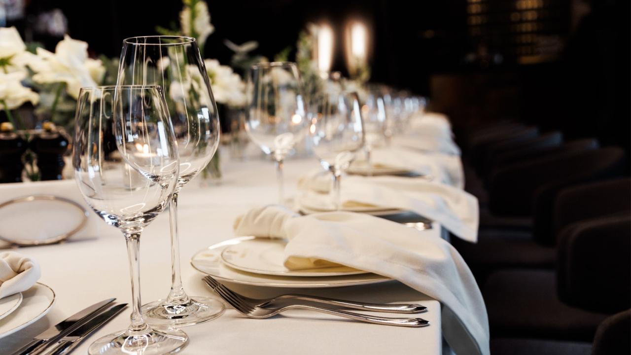 Prabangiai padengtas stalas restorane